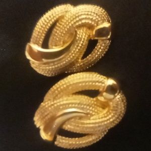 Napier gold plated knots vintage earrings. Like new. Signed